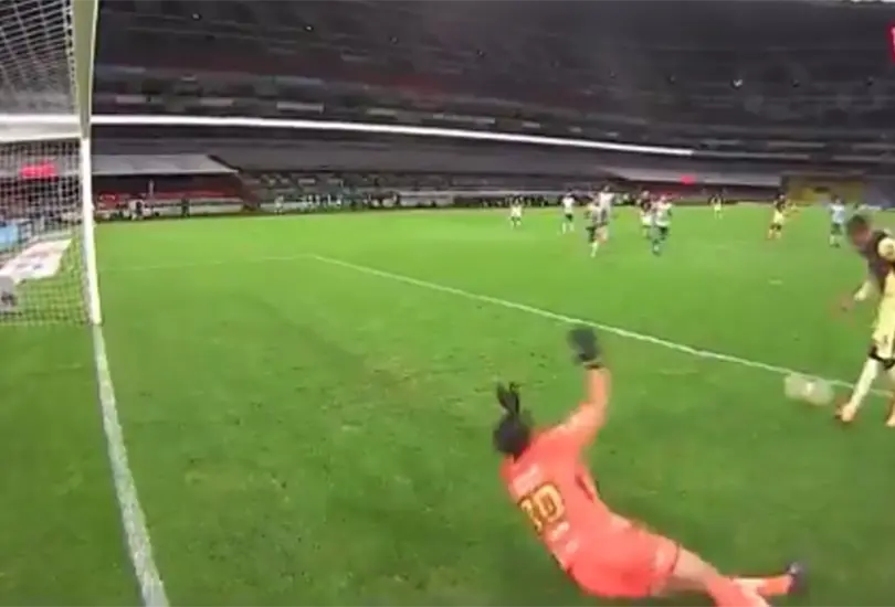 &iexcl;Ah no bueno! El garrafal fallo de Aguilera ante Cota con la porter&iacute;a vac&iacute;a