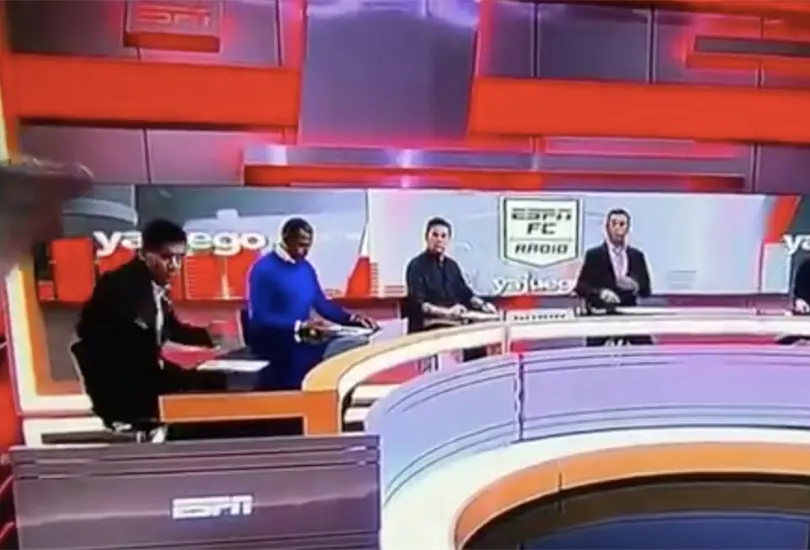 Periodista de ESPN sufre accidente al aire; lo reportan estable