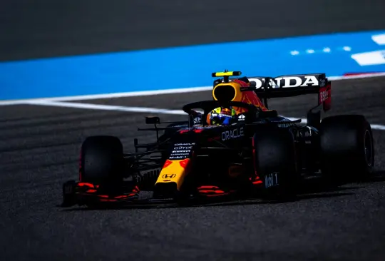 Director de Red Bull se quita el sombrero tras actuación de Checo Pérez en Bahréin Director de Red Bull se quita el sombrero tras actuación de Checo Pérez en Bahréin
