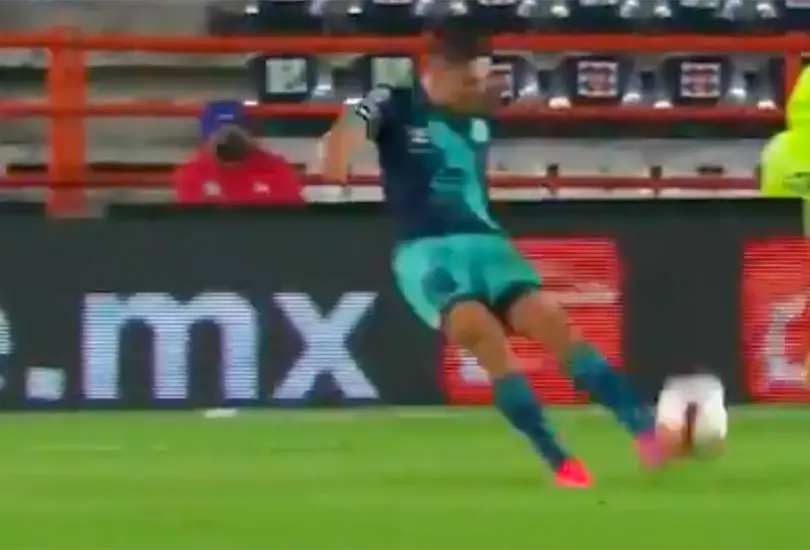 Salvador Reyes marca el gol de mayor distancia en la historia de la Liga MX