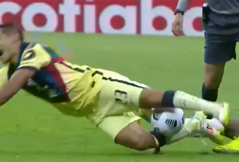 La escalofriante lesión del Chucho López en el partido ante Olimpia La escalofriante lesión del Chucho López en el partido ante Olimpia