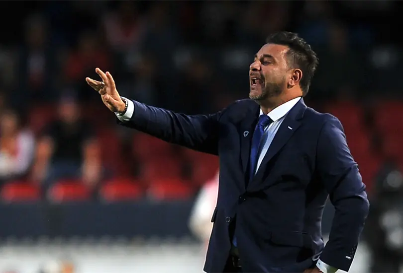 El Turco Mohamed se habr&iacute;a ofrecido para dirigir a Chivas
