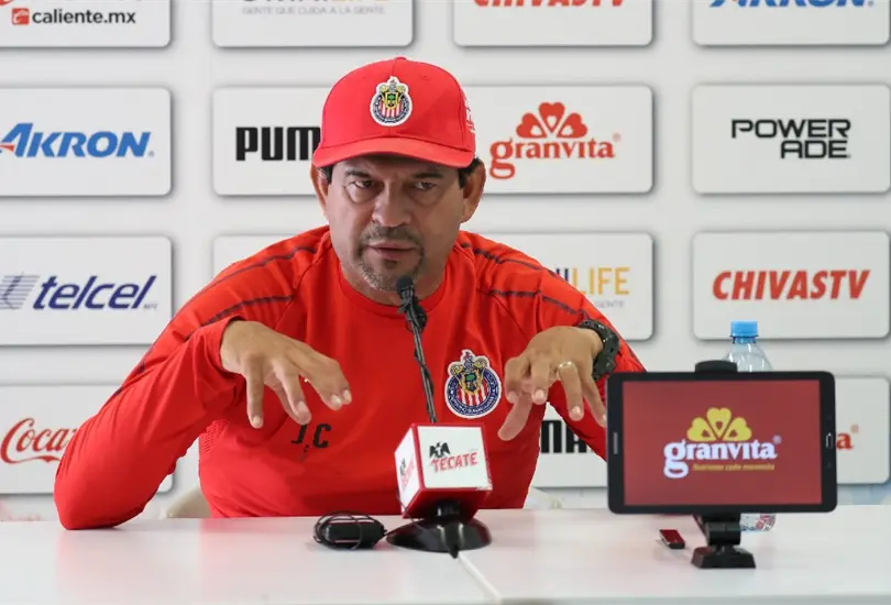 Cardozo se&ntilde;ala que pocos jugadores pueden con el peso de la playera de Chivas