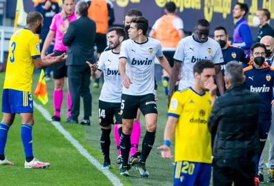 Jugador del Valencia deja la cancha tras recibir insultos racistas Jugador del Valencia deja la cancha tras recibir insultos racistas