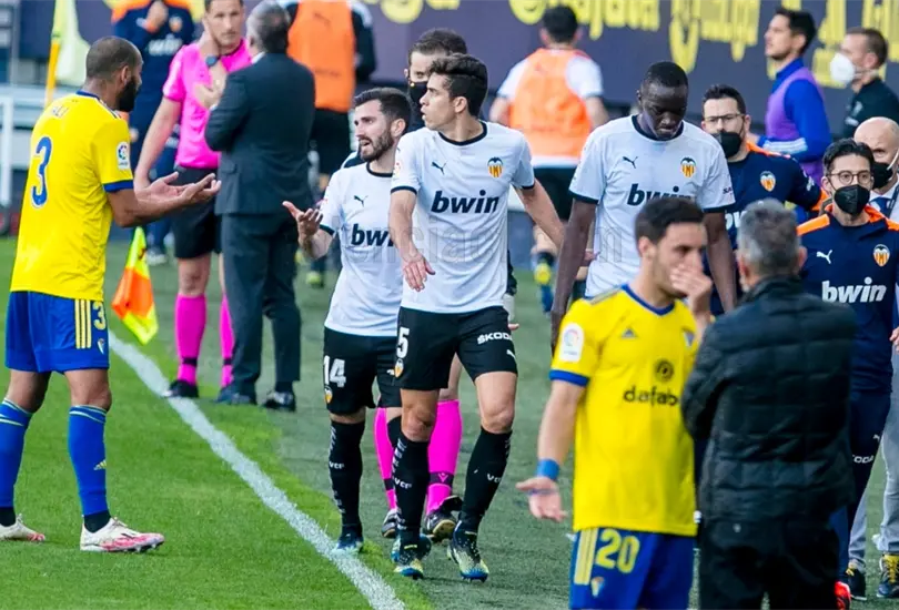 Jugador del Valencia deja la cancha tras recibir insultos racistas 