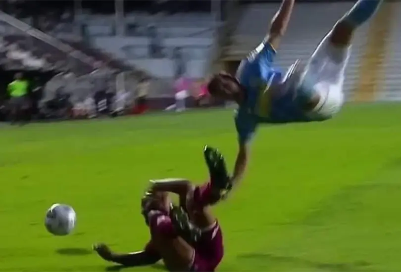 ¡De cárcel! La violenta entrada de jugador del Saprissa que no ameritó expulsión ¡De cárcel! La violenta entrada de jugador del Saprissa que no ameritó expulsión