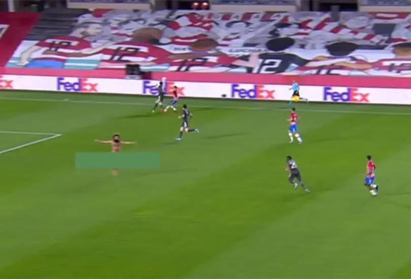Los espontáneos que se colaron a la cancha en plena pandemia Los espontáneos que se colaron a la cancha en plena pandemia