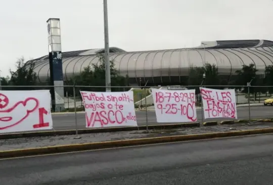 Colocan mantas contra Javier Aguirre afuera del estadio de Monterrey Colocan mantas contra Javier Aguirre afuera del estadio de Monterrey