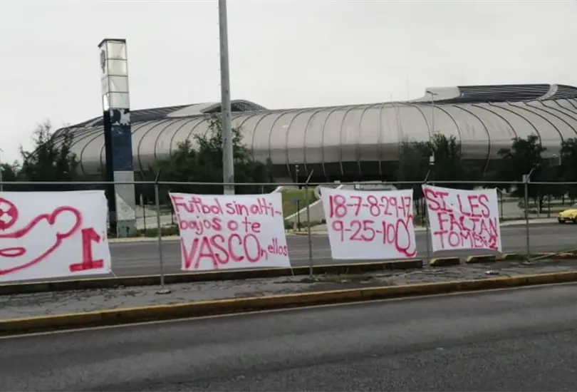 Colocan mantas contra Javier Aguirre afuera del estadio de Monterrey Colocan mantas contra Javier Aguirre afuera del estadio de Monterrey