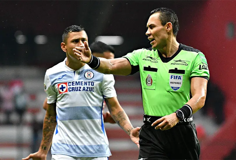 Cruz Azul se queja de &aacute;rbitro y sospecha que est&aacute; en su contra 