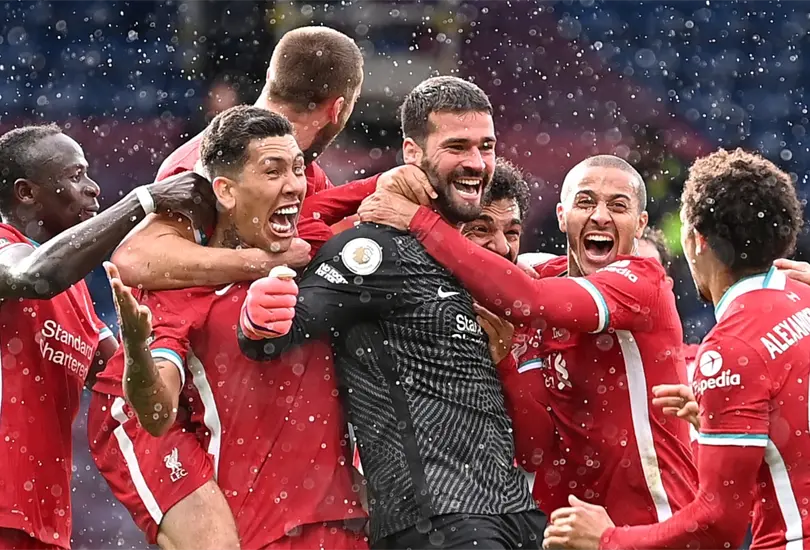 Gol de &uacute;ltimo minuto de Alisson mantiene a Liverpool en puestos europeos