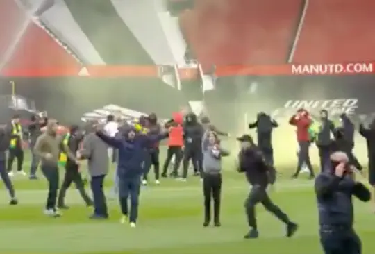 Aficionados del ManU invaden el Old Trafford previo al duelo contra el Liverpool Aficionados del ManU invaden el Old Trafford previo al duelo contra el Liverpool