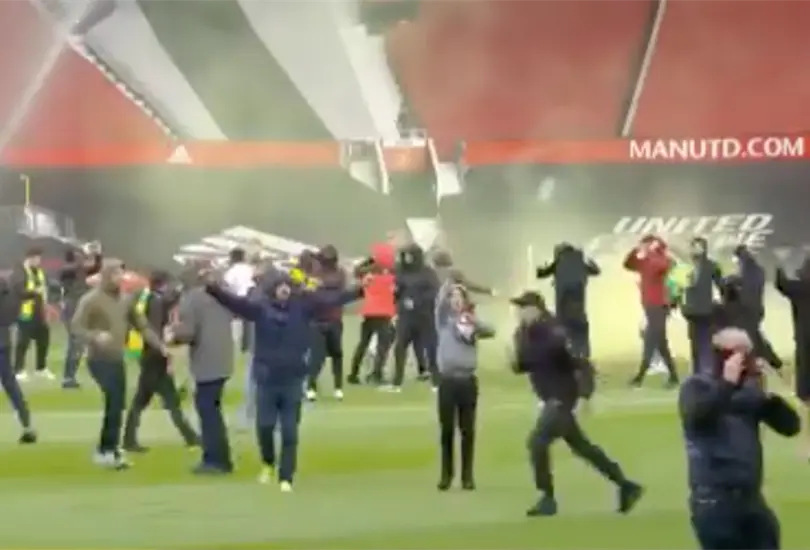 Aficionados del ManU invaden el Old Trafford previo al duelo contra el Liverpool Aficionados del ManU invaden el Old Trafford previo al duelo contra el Liverpool
