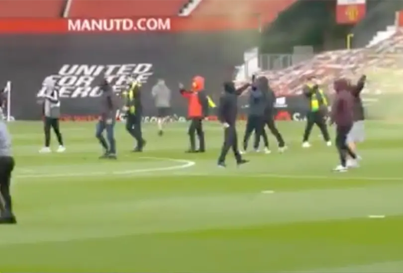 ManU vs Liverpool se pospone por invasión de aficionados al Old Trafford ManU vs Liverpool se pospone por invasión de aficionados al Old Trafford