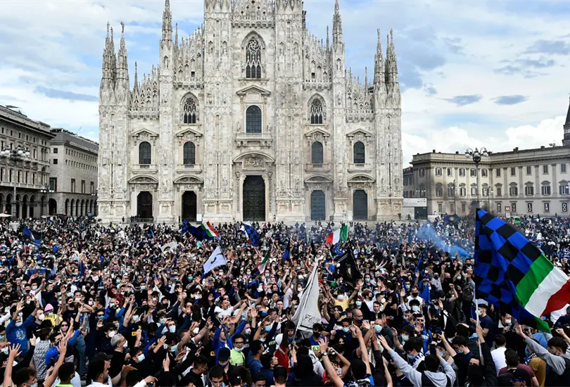 ¿Y la sana distancia? Así festejo la afición del Inter el título de la Serie A ¿Y la sana distancia? Así festejo la afición del Inter el título de la Serie A
