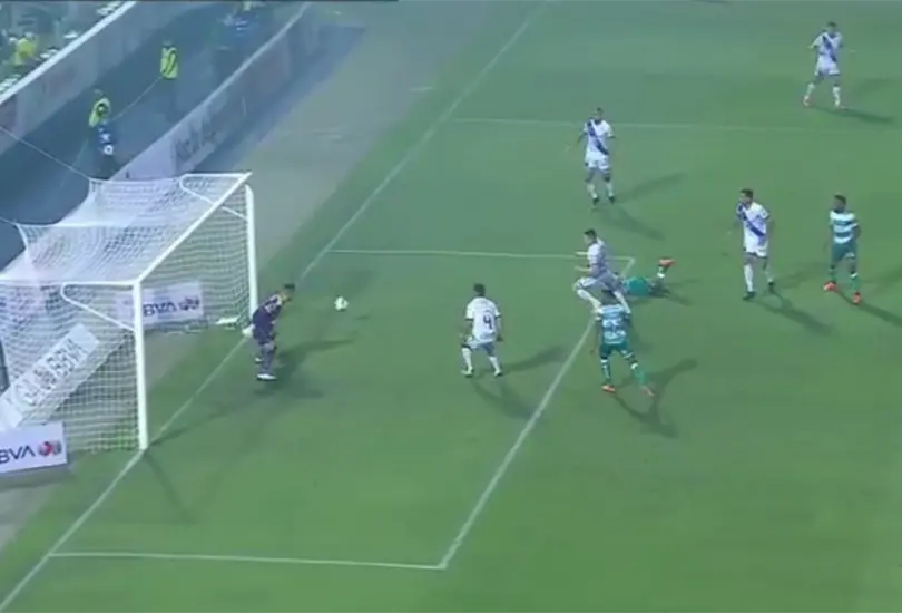 Gol de vestidor y contragolpe letal dan cómoda ventaja a Santos sobre Puebla Gol de vestidor y contragolpe letal dan cómoda ventaja a Santos sobre Puebla