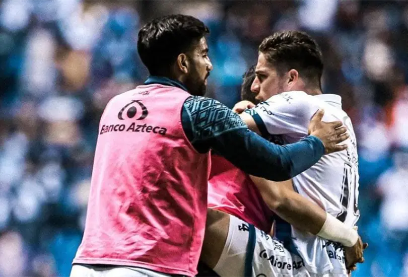Sobrecupo, bronca en cancha e indirectas del t&iacute;o Puebla roban show en semifinal