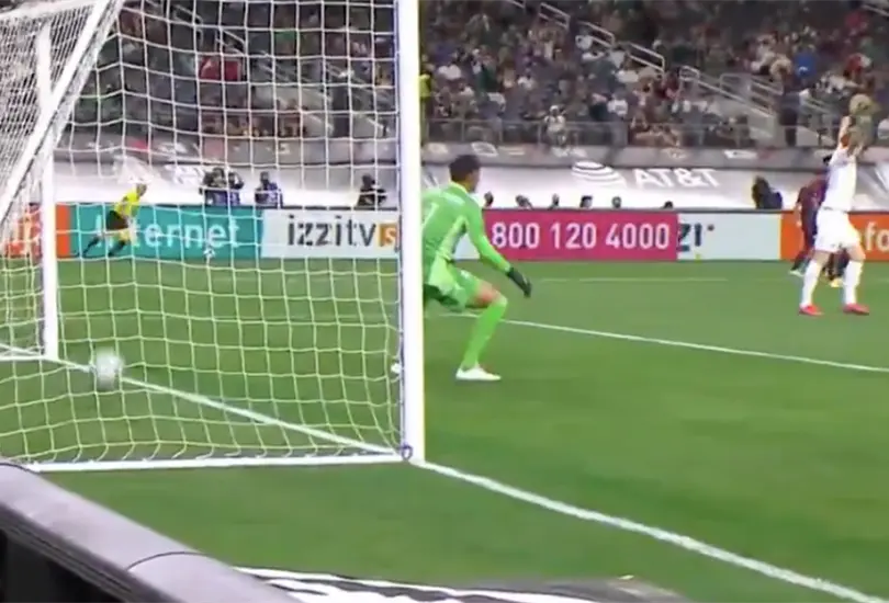 El autogol de Edson Álvarez con el que Islandia gana al medio tiempo El autogol de Edson Álvarez con el que Islandia gana al medio tiempo