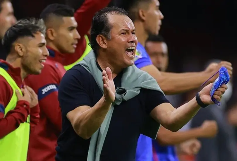 Juan Reynoso, el maestro que rompi&oacute; con la maldici&oacute;n de Cruz Azul