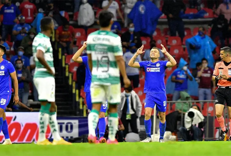 Javier Alarc&oacute;n predijo el campeonato del Cruz Azul 