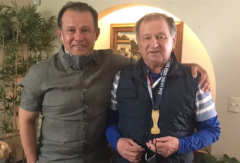 Reynoso agradece al Ojitos Meza sus ense&ntilde;anzas; le regala la medalla de campe&oacute;n