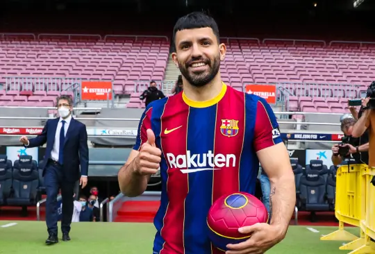 Kun Agüero es presentado con el Barcelona; afición lo compara con Luis Suárez