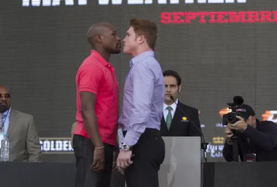 Mayweather intenta menospreciar al Canelo; el mexicano le da el avión Mayweather intenta menospreciar al Canelo; el mexicano le da el avión