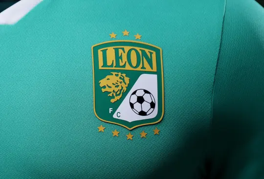 León estrena jersey con Charly tras 13 años de relación con Pirma