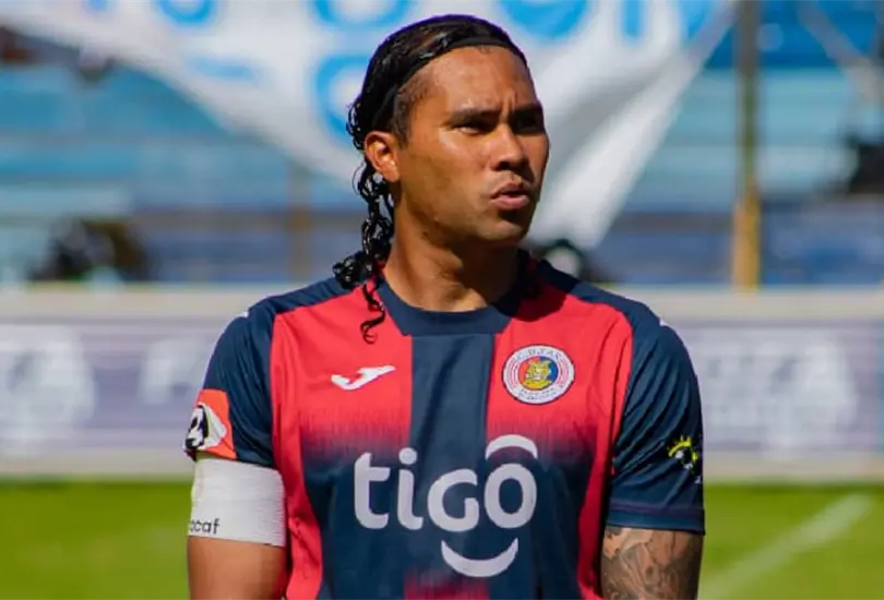 Hablan mal de m&iacute;, pero nunca me han visto con una cerveza en las manos, dice Gullit Pe&ntilde;a