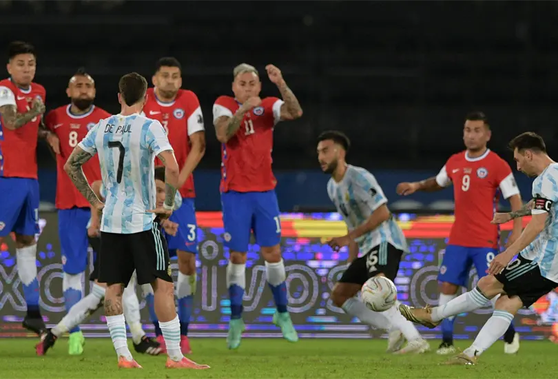 ¡El de siempre haciendo lo de siempre! Messi abre el marcador ante Chile de tiro libre ¡El de siempre haciendo lo de siempre! Messi abre el marcador ante Chile de tiro libre