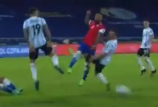 El fortísimo penal que condenó el resultado de Argentina ante Chile El fortísimo penal que condenó el resultado de Argentina ante Chile