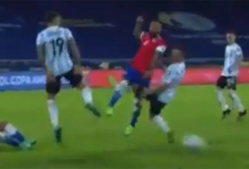 El fortísimo penal que condenó el resultado de Argentina ante Chile El fortísimo penal que condenó el resultado de Argentina ante Chile