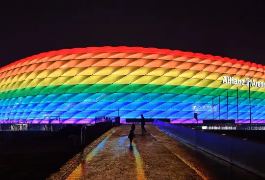 UEFA rechaza iluminar la Allianz Arena con el arcoíris y le llueven críticas 