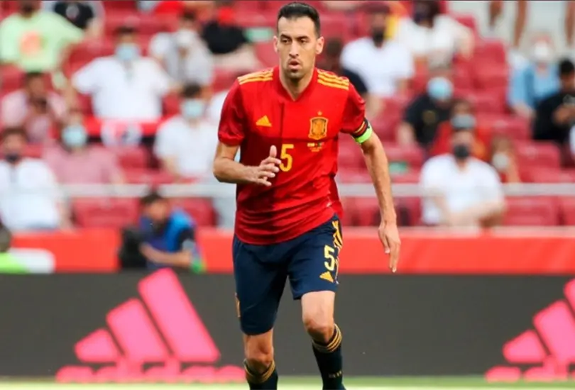 No entiendo cómo pudo criticar así a España, dice Busquets sobre Van der Vaart No entiendo cómo pudo criticar así a España, dice Busquets sobre Van der Vaart