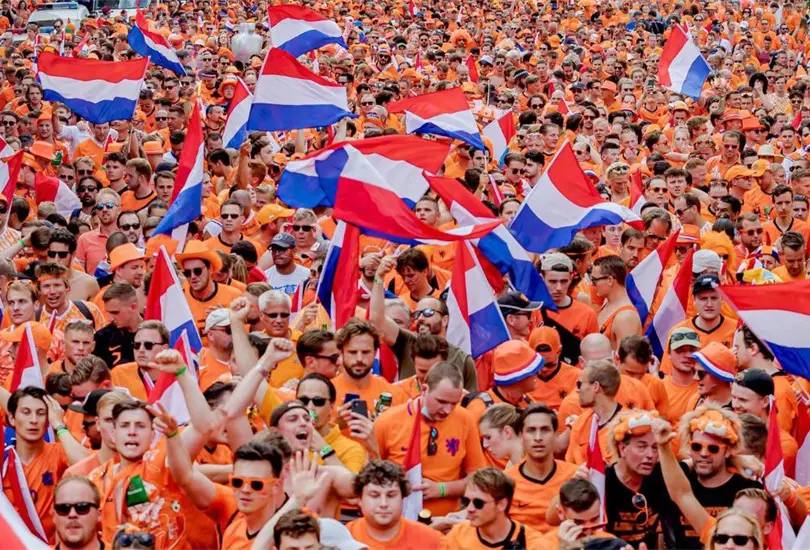 UEFA prohibió a aficionados holandeses meter banderas de arcoíris a la Arena Puskas UEFA prohibió a aficionados holandeses meter banderas de arcoíris a la Arena Puskas