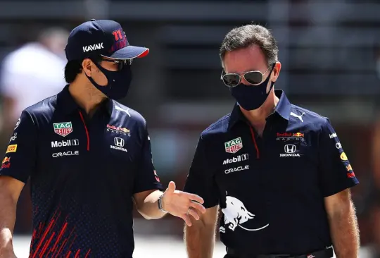 Director de Red Bull se disculpa con el Checo por error que le costó el podio