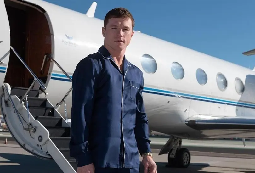 Canelo &Aacute;lvarez regala billetes de 500 pesos en un bautizo 