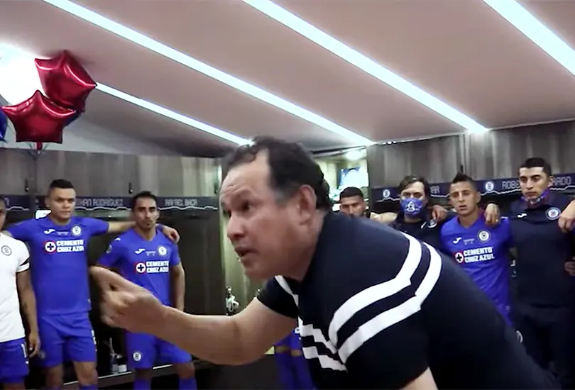 Quiero al de barrio, ese que jugaba s&oacute;lo por un refresco: Reynoso a los jugadores de Cruz Azul