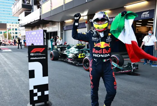 Checo Pérez gana su primera carrera con Red Bull en el GP de Azerbaiyán Checo Pérez gana su primera carrera con Red Bull en el GP de Azerbaiyán