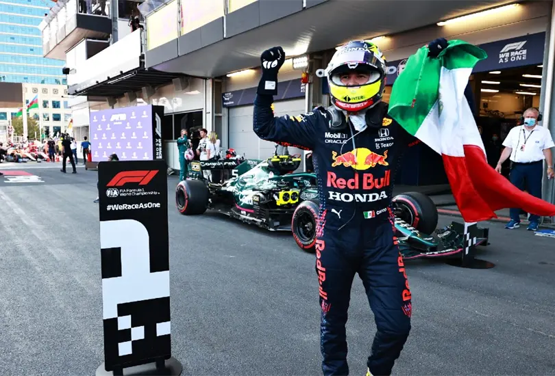 Checo Pérez gana su primera carrera con Red Bull en el GP de Azerbaiyán Checo Pérez gana su primera carrera con Red Bull en el GP de Azerbaiyán