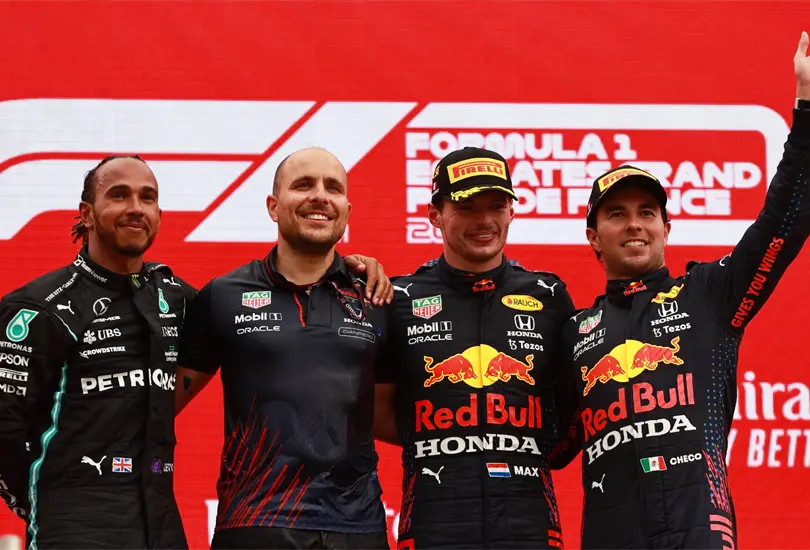 Me llevaron a un nivel m&aacute;s alto, dice Checo sobre competir con Hamilton y Verstappen