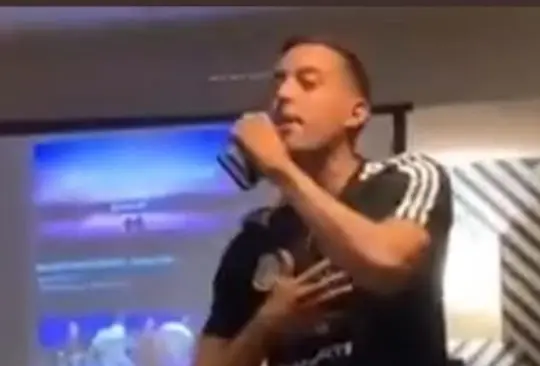 Funes Mori recibe novatada del Tri... y lo ponen a cantar 