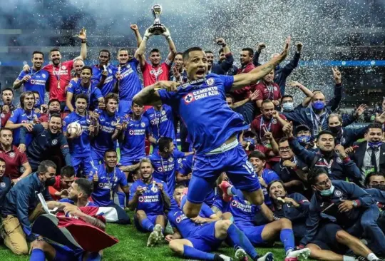 El 2021 rompe maldiciones: Aficionados recuerdan a Cruz Azul tras victoria argentina