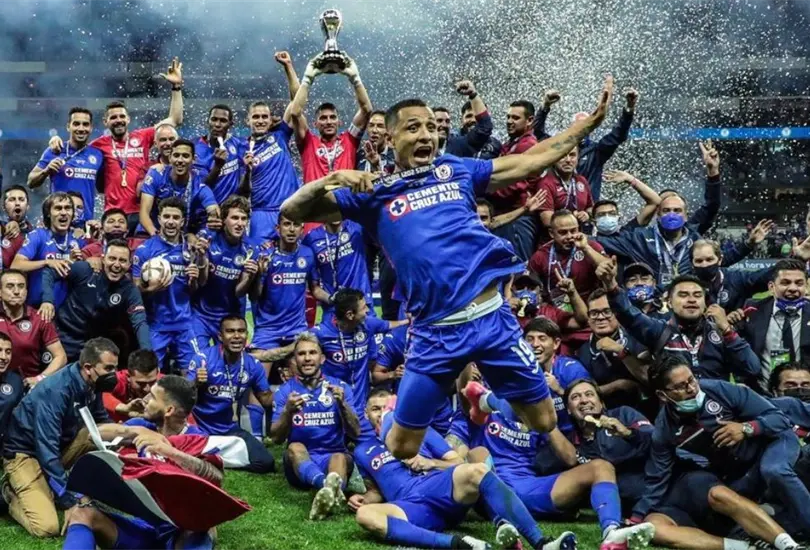 El 2021 rompe maldiciones: Aficionados recuerdan a Cruz Azul tras victoria argentina