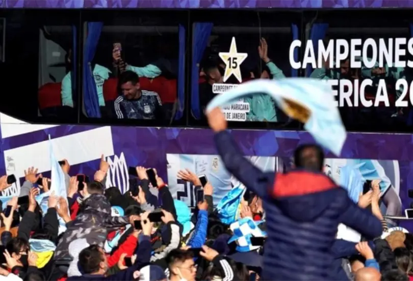 Messi y la albiceleste son ovacionados en su regreso a Argentina Messi y la albiceleste son ovacionados en su regreso a Argentina