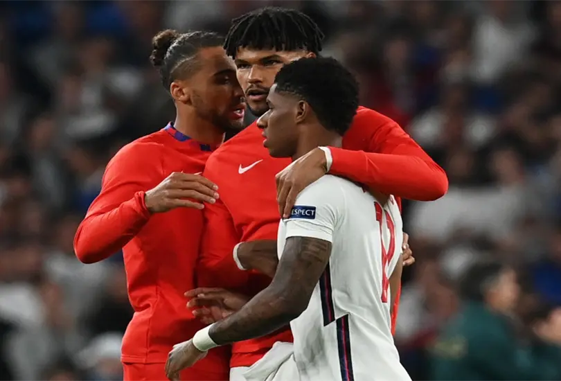 Alzan la voz en Inglaterra por insultos racistas hacia Rashford, Sancho y Saka Alzan la voz en Inglaterra por insultos racistas hacia Rashford, Sancho y Saka
