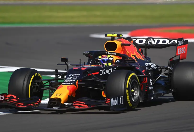 Lewis Hamilton se lleva el GP de Gran Bretaña; Checo y Red Bull se van sin puntos Lewis Hamilton se lleva el GP de Gran Bretaña; Checo y Red Bull se van sin puntos