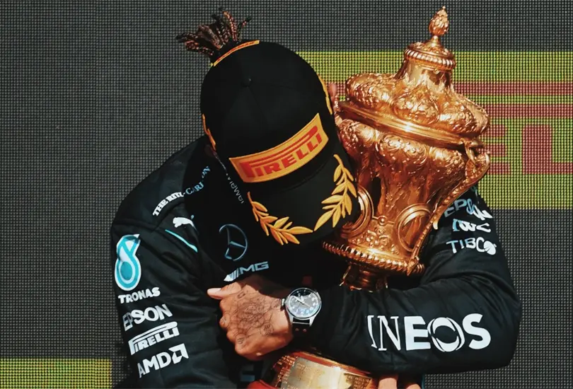 Lewis Hamilton recibe insultos racistas; Mercedes y Red Bull lo reprueban Lewis Hamilton recibe insultos racistas; Mercedes y Red Bull lo reprueban