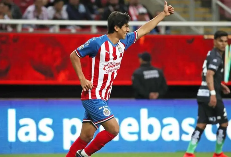 Juan Jos&eacute; Mac&iacute;as se despide de sus compa&ntilde;eros de Chivas