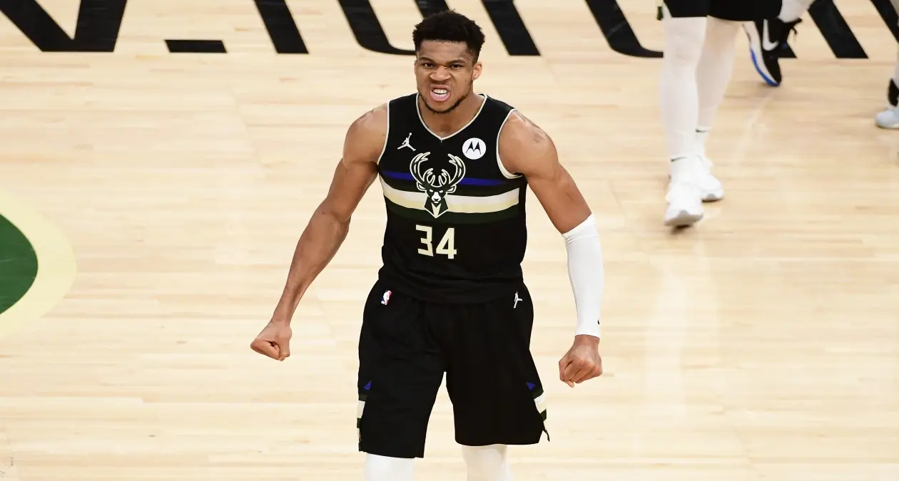 Uno de los jugadores más completos en la NBA es Giannis Antetokounmpo, lo que ha demostrado con los Milwaukee Bucks, con quien ha sido nombrado MVP de la campaña, lo que se le ha recompenzado al ganar 42.4 millones por temporada.